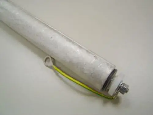 Magnesiumanode mit einer elektrischen Anschlussleitung, hergestellt von Remeha. Das Produkt ist zylindrisch und hat eine metallische Oberflächenstruktur.